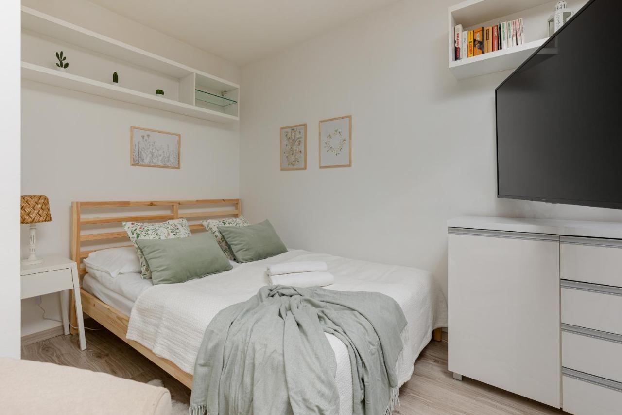 Light With Balcony By Renters Apartment Warschau
